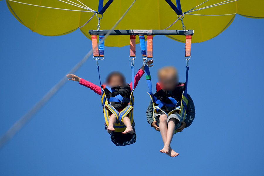 A fond la glisse. Parachute ascensionnel à Frontignan plage. Enterrement de vie de jeunes filles et garçons...