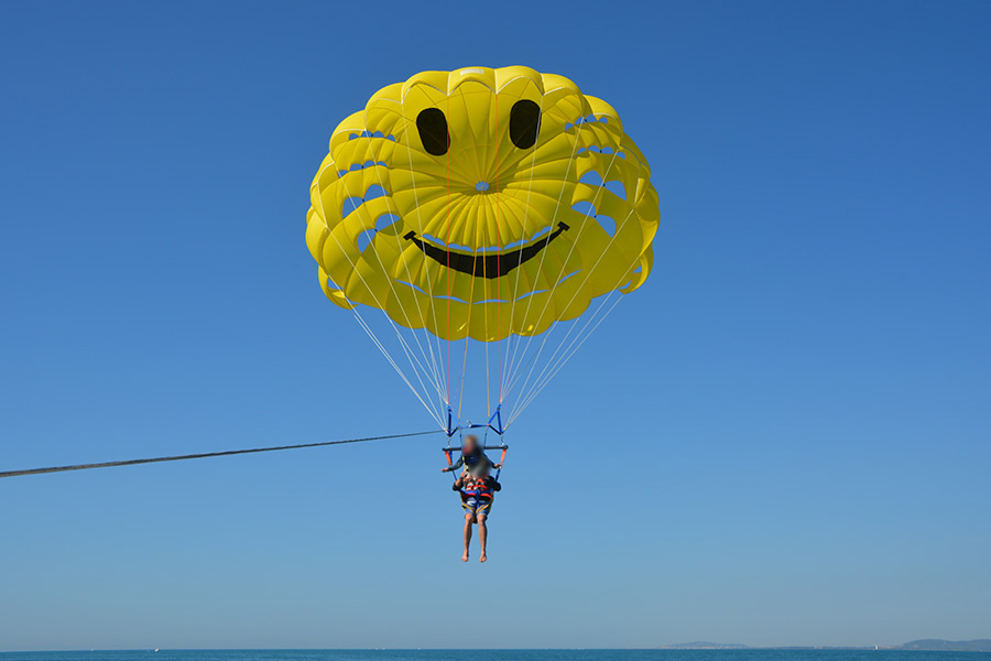A fond la glisse. Parachute ascensionnel à Frontignan plage. Enterrement de vie de jeunes filles et garçons...