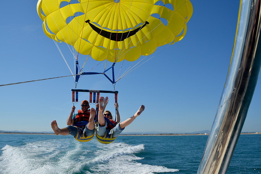 À fond la glisse. Parachute ascensionnel à Frontignan plage.